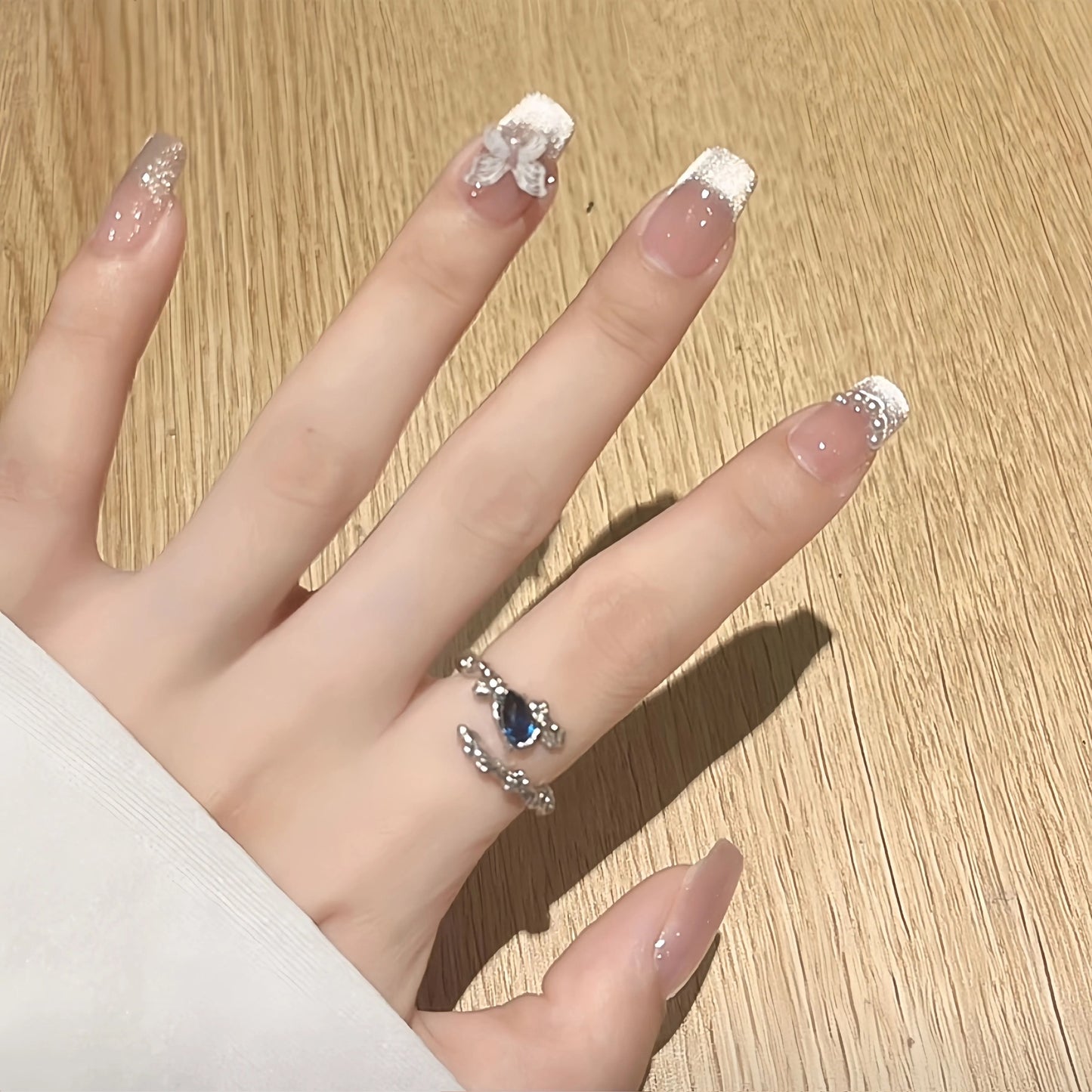 White Moonlight Cat Eye Nails
