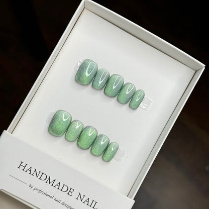 Lake Blue-Green Cat Eye Nails