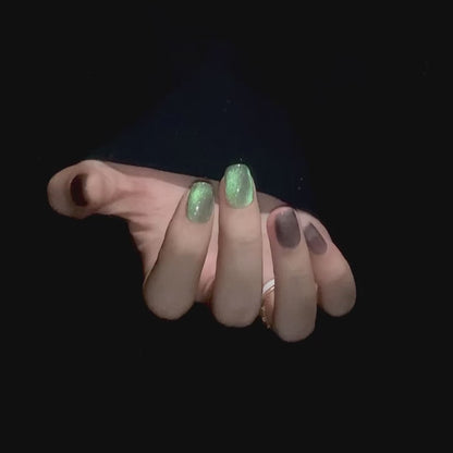 Lake Blue-Green Cat Eye Nails